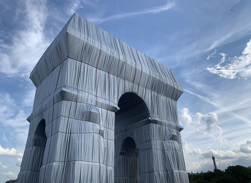 "L’Arc de Triomphe empaquetée ! Une oeuvre posthume des artistes Christo et Jeanne-Claude"