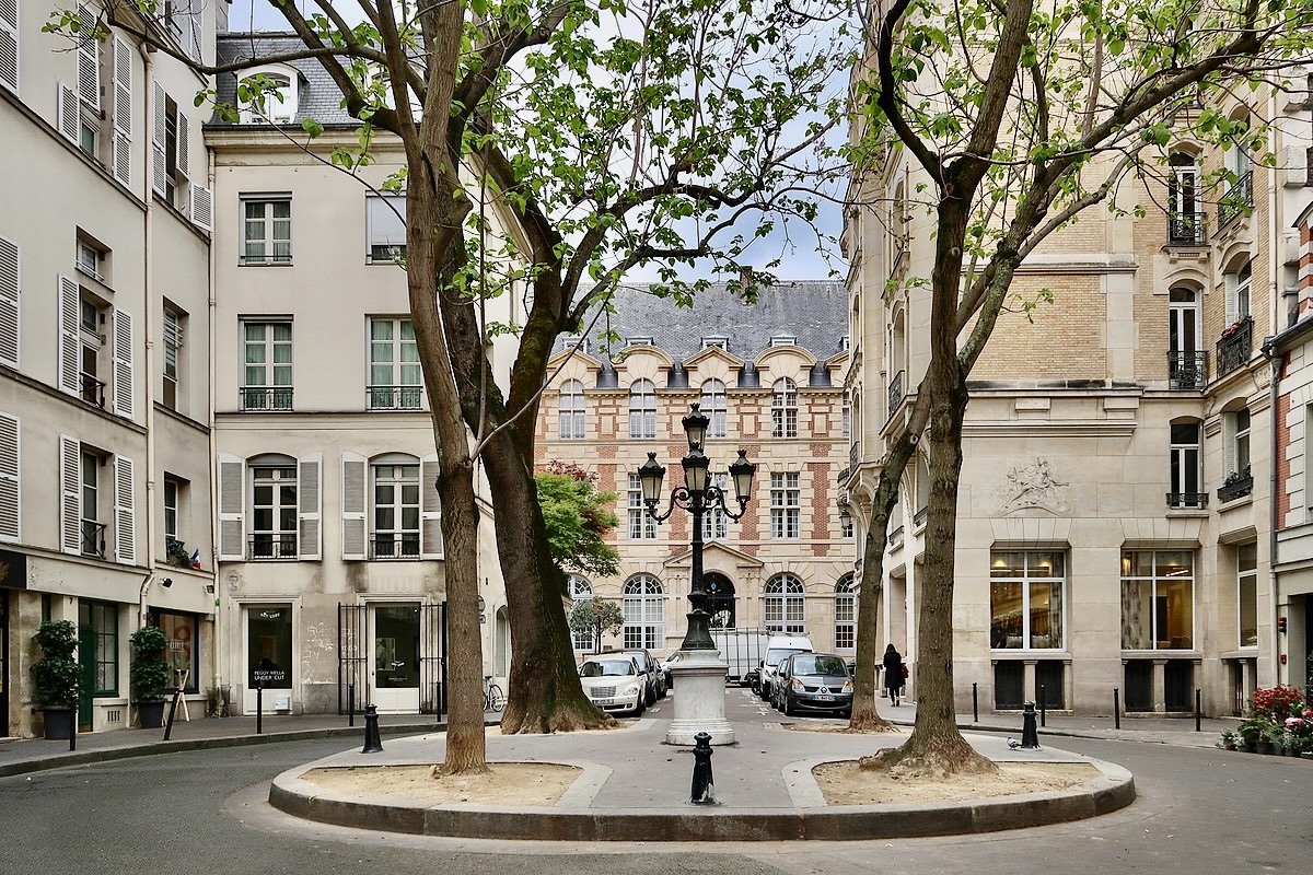 "Saint-Germain-des-Prés : Un Quartier Intemporel d'Art et de Culture "